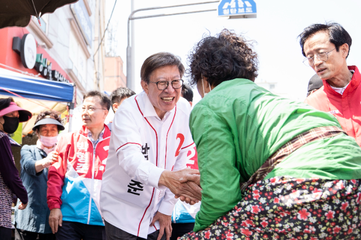 박형준 국민의힘 부산시장 후보가 공식 선거운동 첫 주말 부산 시민을 만나 지지를 호소하고 있다. 박형준 후보 캠프 제공