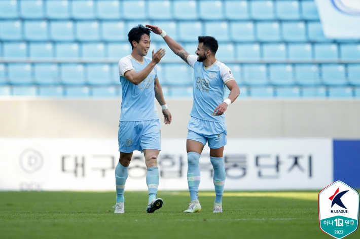 김진혁의 선제골을 도운 뒤 50-50클럽에 가입한 대구FC 세징야. 한국프로축구연맹 제공