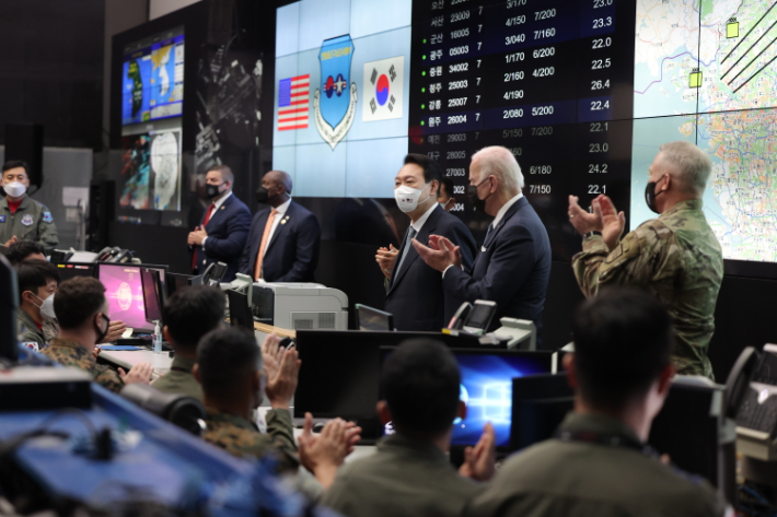 윤석열 대통령과 조 바이든 미국 대통령이 지난 22일 오산 미 공군기지의 항공우주작전본부(KAOC)를 함께 방문, 장병들을 격려하는 모습. 대통령실 제공