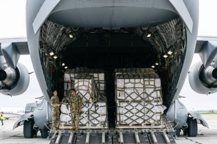 미 군용 수송기 C-17에 실려 미국 인디애나폴리스로 공수된 네슬레의 분유. 연합뉴스
