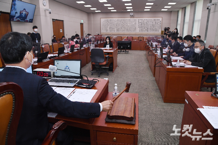 박광온 법사위원장이 지난 4일 서울 여의도 국회에서 열린 법제사법위원회에서 의사봉을 두드리며 개회를 알리고 있다. 윤창원 기자