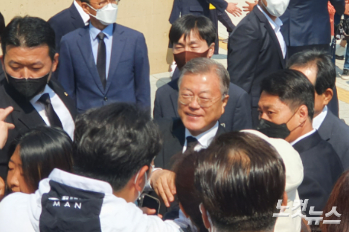 문재인 전 대통령이 23일 오전 김해 봉하마을에 도착했다. 이형탁 기자