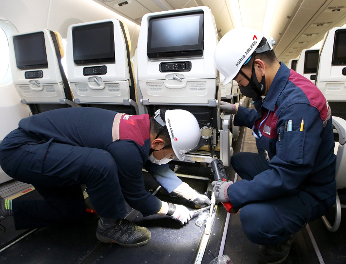 아시아나항공 직원들이 A350 개조 화물기 1대에 다시 좌석을 장착하며 여객기로 원상 복원하는 개조 작업을 하고 있다. 아시아나항공 제공 