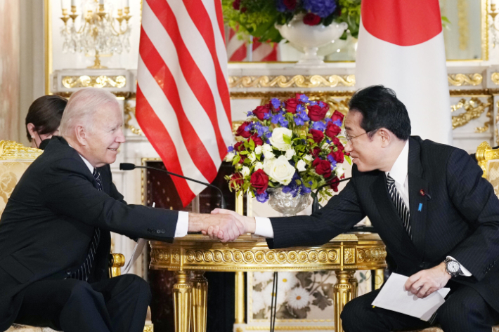 조 바이든(왼쪽) 미국 대통령과 기시다 후미오 일본 총리가 23일 오전 일본 도쿄 소재 영빈관에서 열린 정상회담에서 악수하고 있다. 연합뉴스