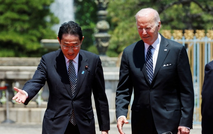 기시다 후미오 일본 총리(64)가 23일 도쿄 모토아카사카에 위치한 영빈관에서 조 바이든 미국 대통령(79)을 맞이하고 있다. 연합뉴스