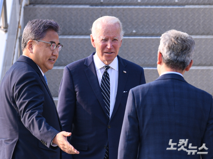 조 바이든 미국 대통령이 지난 20일 경기도 오산 미 공군기지에 전용기인 에어포스원을 타고 도착해 박진 외교부 장관(왼쪽)의 영접을 받고 있다. 사진공동취재단