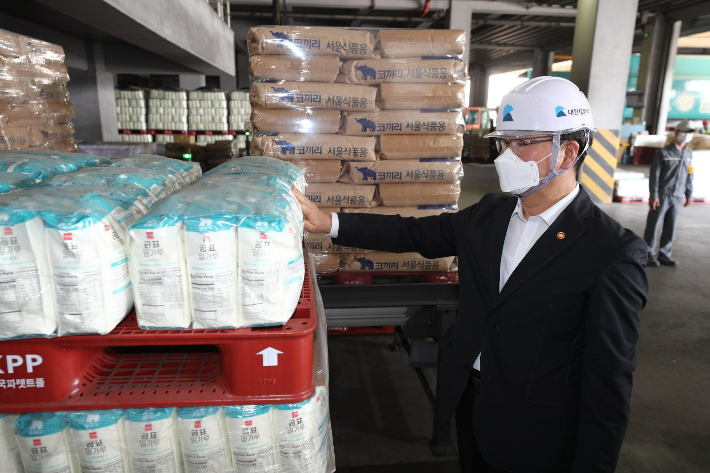 정황근 농식품부장관이 23일 인천 대한제분 공장을 방문해 수급 및 물가상황을 점검했다. 농식품부 제공