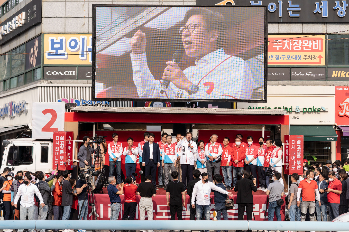 23일 오후 부산 구포시장에서 이준석 국민의힘 대표가 참석한 가운데 박형준 부산시장 후보가 유세를 하고 있다. 박형준 후보 선대위 제공