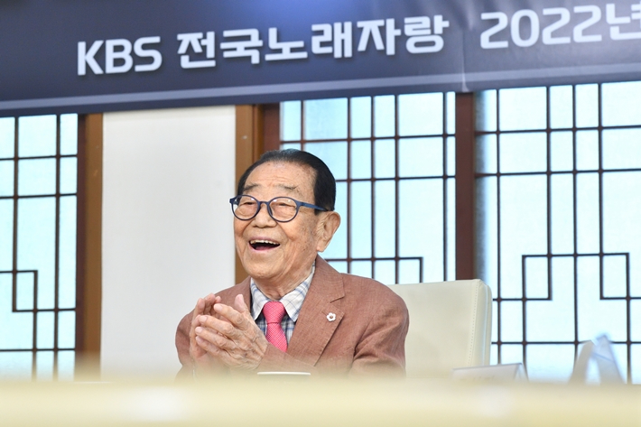 기네스 세계기록에 등재된 KBS1 '전국노래자랑' MC 송해. KBS 제공