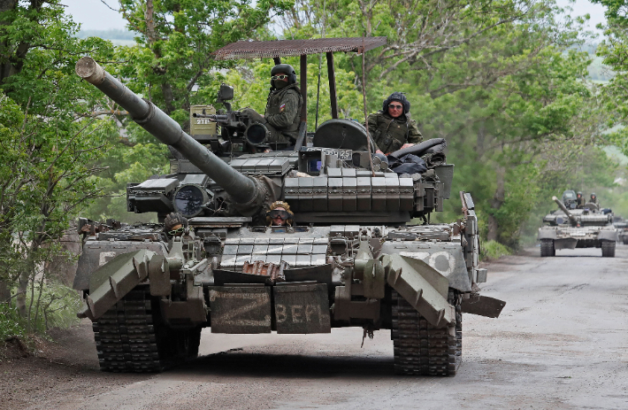 우크라이나 동부 도네츠크주에서 22일(현지시간) 친러시아 도네츠크인민공화국(DPR) 병력이 탱크를 몰고 이동하고 있다. 연합뉴스
