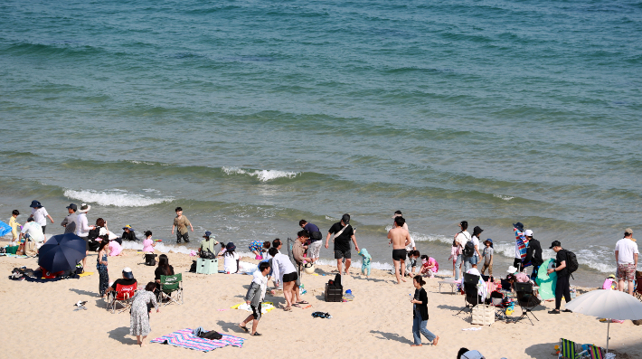 22일 오후 부산 해운대해수욕장이 모래축제를 즐기는 관광객들과 무더위를 식히는 시민들로 붐비고 있다. 연합뉴스