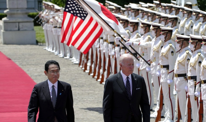 조 바이든(오른쪽) 미국 대통령이 지난 23일 도쿄 아카사카 영빈관에서 열린 환영식에서 기시다 후미오 일본 총리와 함께 의장대를 사열하고 있다. 연합뉴스
