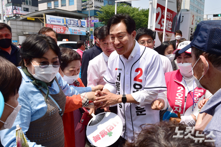 국민의힘 오세훈 서울시장 후보가 23일 서울 마포구 망원역 거리 유세에서 지지자들과 인사를 하고 있다. 윤창원 기자