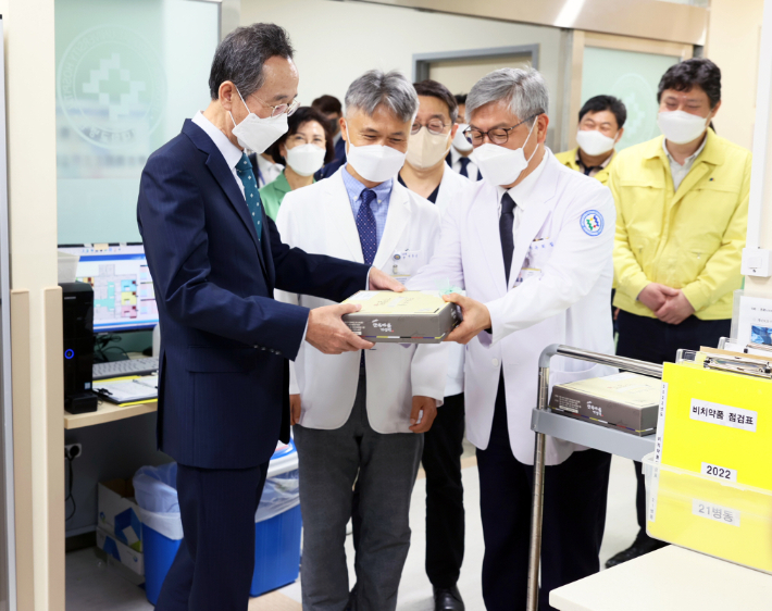 송하진 전북도지사는 24일 전북대병원을 찾아 감염병 대응에 나섰던 의료진을 격려했다. 전북대병원 제공