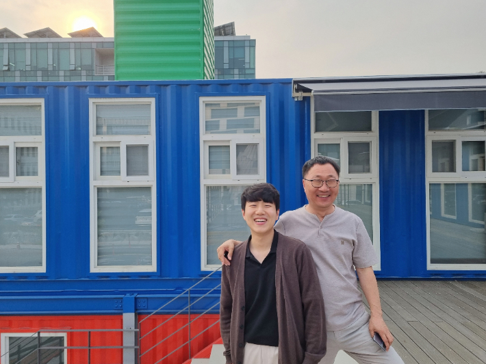 경남도청 도정혁신추진단 경남G-랩 정병호 주무관(오른쪽)과 탁서윤 주무관. 경남도청 제공