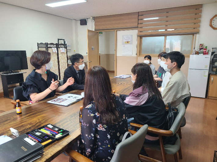 초등 수업협력강사들의 협의회 모습. 충북교육청 제공