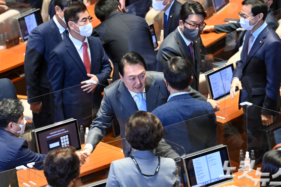  박상훈 국회미래연구원 초빙연구위원은 "공식적으로 '윤석열 행정부'와 '국민의힘 정부'라는 표현을 사용해야 한다"며 대통령 비서실의 언론 기능 폐지, 대통령과 야당 지도자와의 상시적 접촉 등을 촉구했다. 이어 "정치의 양극화는 대통령 권력을 절제하지 못한 데서 비롯된 바가 크다"며 "대통령이 욕심을 덜 내야 민주주의 체제가 작동한다"고 강조했다. 사진.박종민 기자