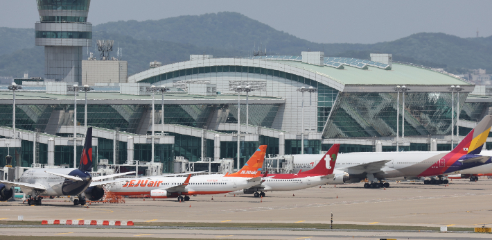 영종도 인천국제공항에 아시아나항공과 LCC 항공사 여객기들이 보이고 있다. 연합뉴스