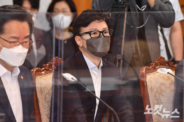 한동훈 법무부 장관이 24일 정부서울청사에서 열린 규제혁신장관회의에 참석하고 있다. 박종민 기자