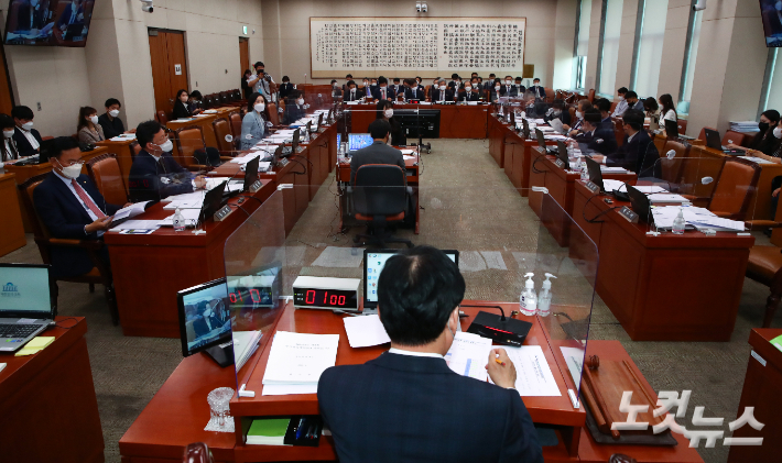17일 오후 서울 여의도 국회에서 법제사법위원회 전체회의가 열리고 있다. 윤창원 기자