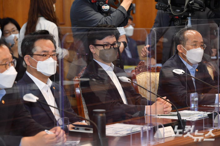 한동훈 법무부 장관이 24일 정부서울청사에서 열린 규제혁신장관회의에 참석하고 있다. 박종민 기자