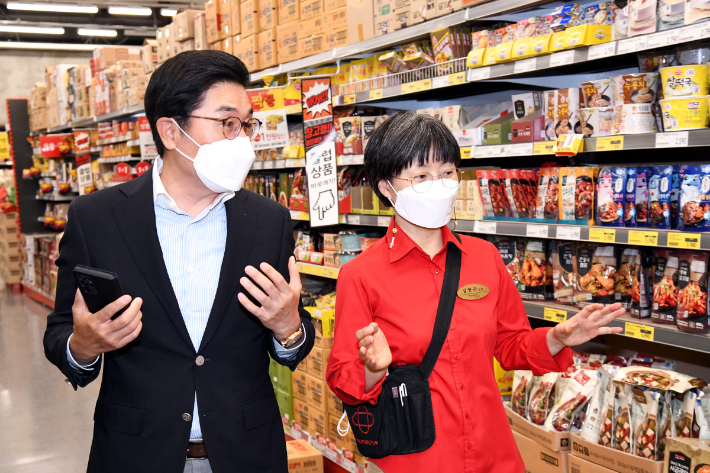 홈플러스 이제훈 사장이 매장을 둘러보고 있다. 홈플러스 제공 