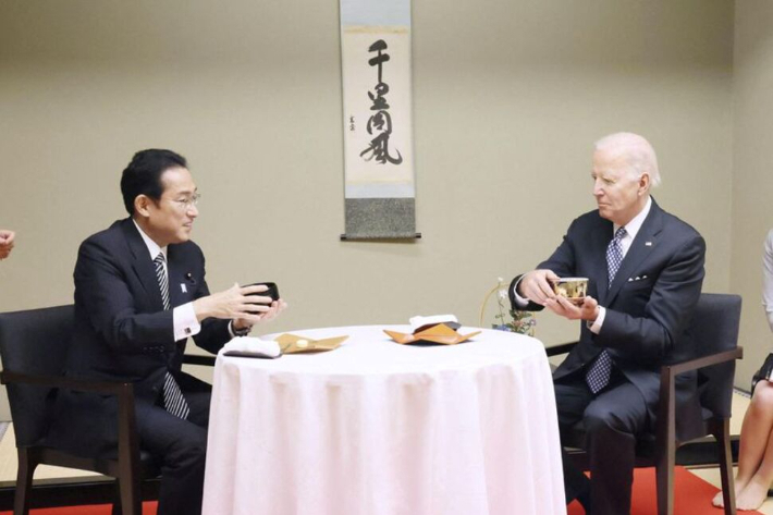 사진② 기시다 후미오 일본 총리와 조 바이든 대통령이 23일 저녁 도쿄의 식당 '한포엔'에서 식사하기 전 총리 부인이 마련한 차를 마시고 있다. 일본 총리실 제공