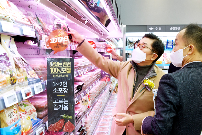 홈플러스 이제훈 사장이 매장 육류코너의 제품을 확인하고 있다. 홈플러스 제공