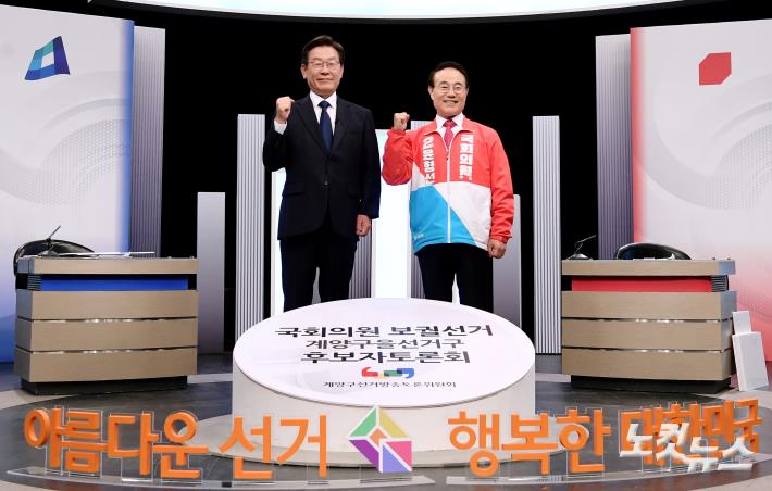 인천 계양구을 재·보궐 선거에 출마선언한 이재명 더불어민주당 후보와 윤형선 국민의힘 후보가 25일 오후 경기도 부천시 OBS경인TV 스튜디오에서 열린 계양구 선거관리위원회 주관 