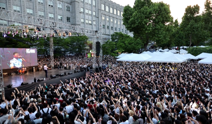 지난 24일 서울 성북구 고려대학교에서 열린 2022 고려대 대동제에서 학생들이 래퍼 비와이의 공연을 보고 있다. 연합뉴스