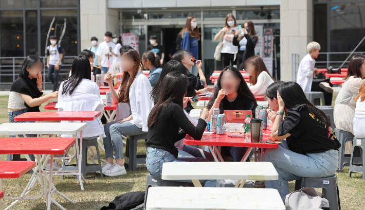 지난 11일 서울 종로구 성균관대학교 금잔디광장에서 열린 대동제 축제에서 학생들이 취식존에 앉아 간식을 먹고 있다. 연합뉴스