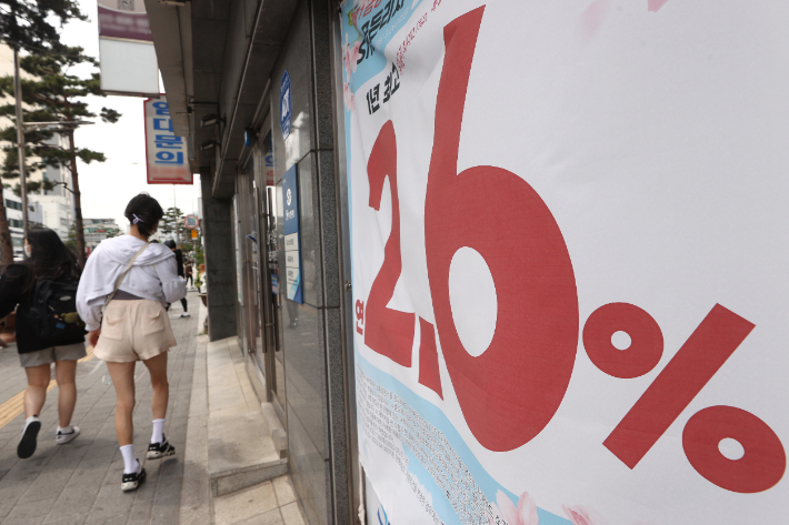 한국은행이 오는 26일 금융통화위원회에서 다시 기준금리를 0.25%포인트(p) 인상하고 올해 소비자물가 상승률 전망치를 4%대로 크게 올려잡을 것으로 예상된다. 연합뉴스