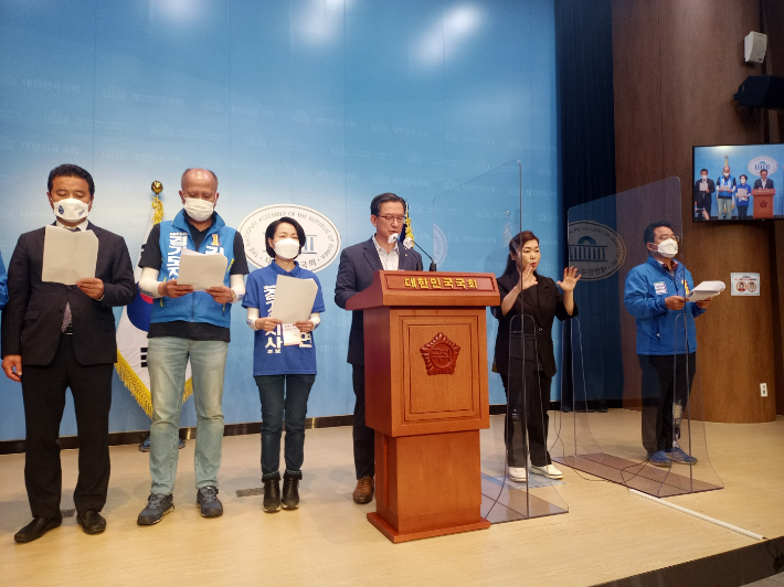 더불어민주당 의원들이 25일 '김은혜 후보·보수언론·국민의힘 공작정치 규탄' 기자회견을 개최했다. 김동연 후보 캠프 제공