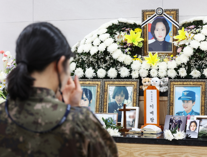 지난 20일 경기도 성남시 국군수도병원 장례식장에서 열린 추모의 날에서 추모객이 고인을 추모하는 모습. 연합뉴스