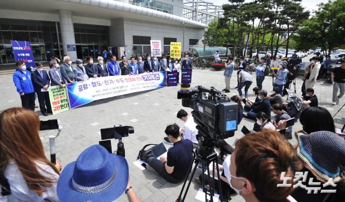 이재명 더불어민주당 인천 계양을 국회의원 후보 겸 총괄선대위원장이 26일 오전 인천 계양역 광장에서 열린 