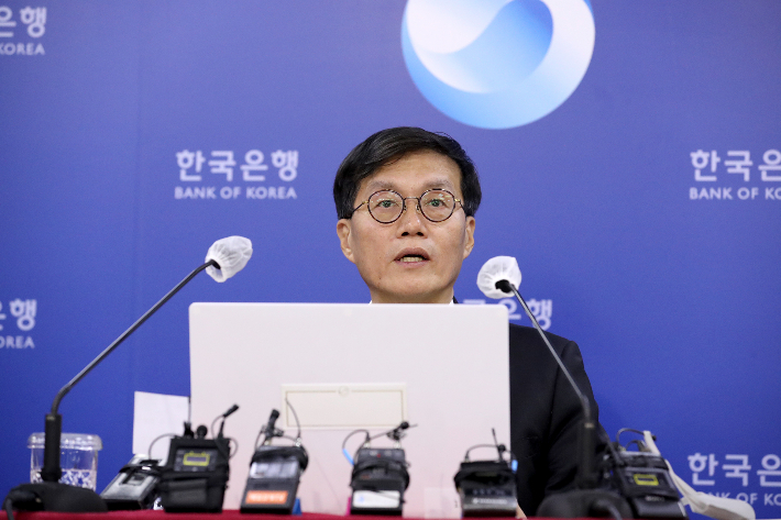 26일 한국은행 이창용 총재가 기준금리를 0.25%p 인상한 금통위 결정과 관련해 기자간담회를 갖고 있다. 한국은행 제공