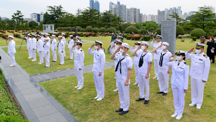 해군작전사령부와 주한미해군사령부는 26일 유엔기념공원을 찾아 미군 참전 용사 추모식을 열었다. 해군작전사령부 제공