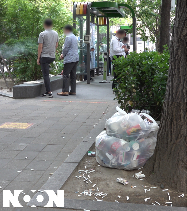서울 중구 장교동의 한 개방형 흡연부스 주변. 몇 걸음만 걸어가면 흡연 부스가 있지만, 바닥에 마구잡이로 버려진 담배꽁초. [눈] 영상캡처