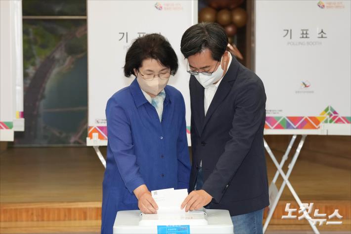 김동연 더불어민주당 경기도지사 후보가 27일 오전 경기도 수원시 영통구 광교1동 행정복지센터에 마련된 사전투표소에서 부인 정우영 씨와 사전투표를 하고 있다.
