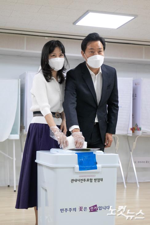 오세훈 서울시장이 부인 송현옥 세종대 교수와 함께 27일 오전 서울 광진구 자양3동 주민센터에 마련된 사전투표소에서 제8회 전국동시지방선거·국회의원 보궐선거 투표를 하고 있다.