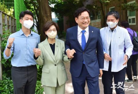 제8회 전국동시지방선거 사전투표 첫날인 27일 송영길 더불어민주당 서울시장 후보가 부인 남영신 씨, 아들 송주환, 딸 송현주와 함께 서울 용산구 이촌 제1동주민센터에 마련된 사전투표소에서 투표를 마친 뒤 투표소를 나서고 있다.