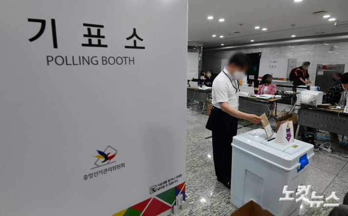 경남 305곳서 사전투표 시작…10시 투표율 2.73%