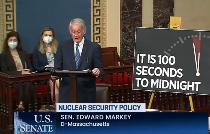 에드워드 마키 미국 상원의원이 24일(현지시간) 자정에서 100초가 남은 '지구종말 시계'를 띄워놓고 핵안보정책을 주제로 연설하고 있다. C-Span캡처