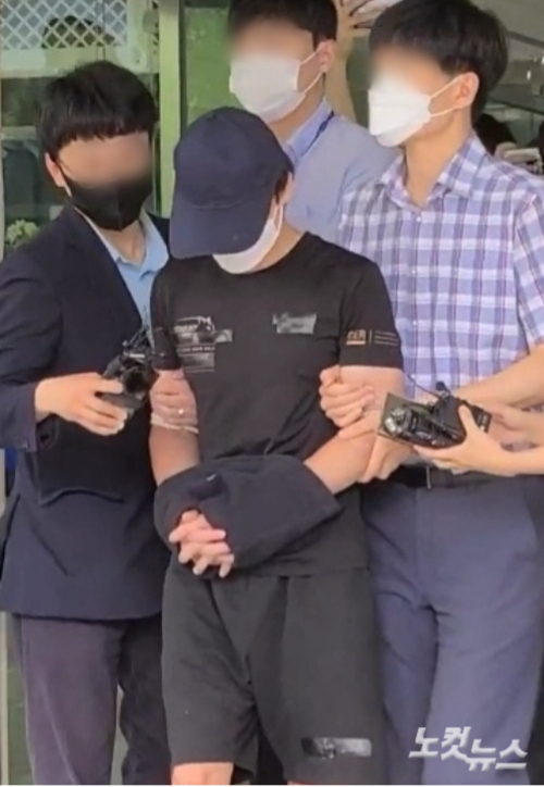 생후 20개월 된 아이를 학대해 살해한 혐의 등을 받는 A(30)씨가 지난해 7월 대전지법에서 구속 전 피의자 심문(영장실질심사)을 받기 위해 경찰서를 나오는 모습. 김정남 기자