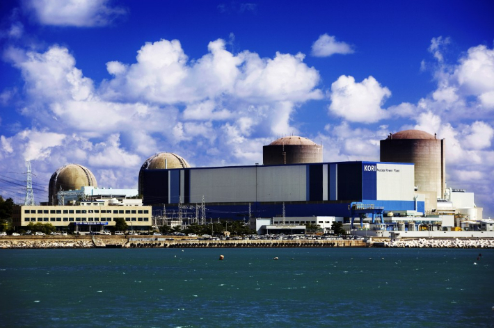 국내 최초의 원전인 고리원전(오른쪽부터 차례로 고리 1~4호기). 1호기는 상업운전 39년만인 2017년 6월 영구 정지됐다. 한국수력원자력 제공