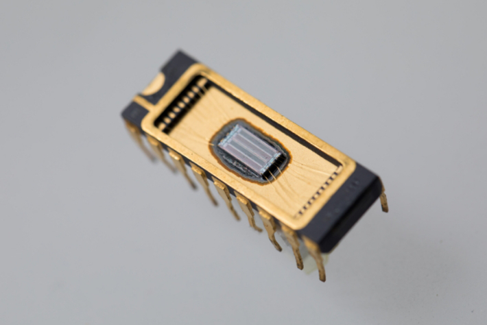 1983년 삼성이 처음으로 개발한 64Kb D램. 삼성전자 제공.