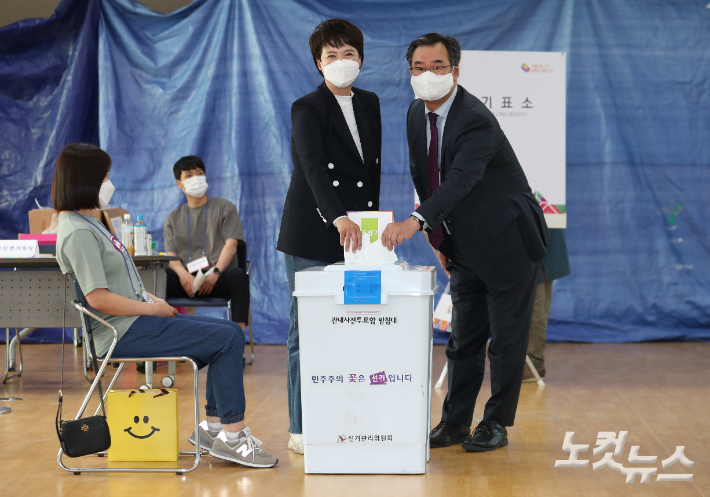 김은혜 국민의힘 경기도지사 후보와 남편 유형동씨가 27일 오전 경기 분당구 운중동 행정복지센터에 마련된 사전투표소에서 투표를 하고 있다. 국회사진취재단