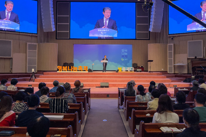 지난 25일, 이규현 목사(수영로교회)가 행복나눔축제에서 전도 대상자들에게 메시지를 전하고 있다. 