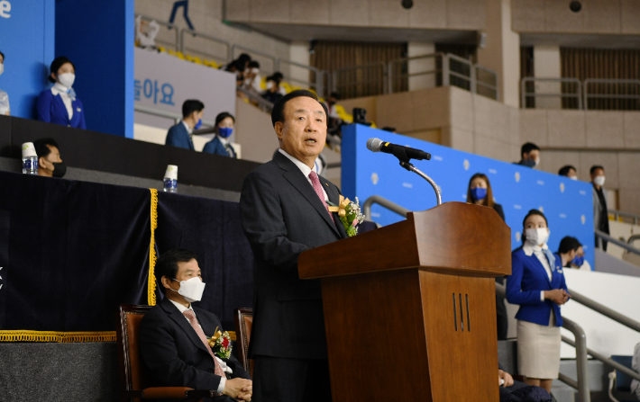 백석대 장종현 총장이 제1회 전국태권도 격파대회에 참석해 개회사를 전하고 있다. 백석대 