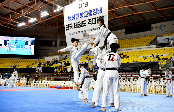 제1회 백석대학교 총장배 전국 태권도 격파대회에서 백석대 태권도부 학생들이 태권도 시범 공연을 선보였다. 백석대